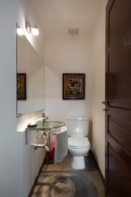 Apartamento Bright Loft With Balcony Overlooking The Square