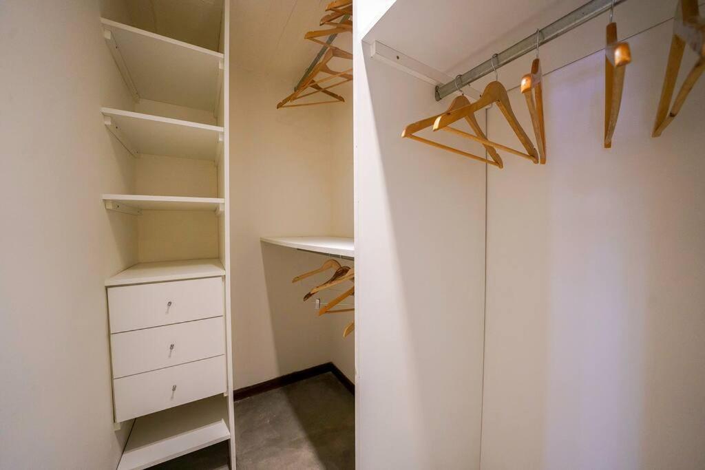 Apartamento Bright Loft With Balcony Overlooking The Square